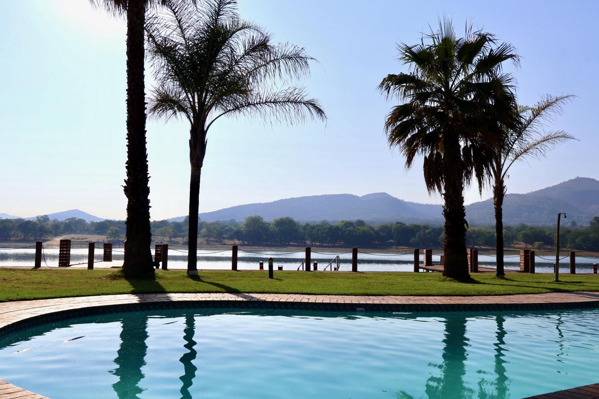 Hotel 37 On Eagles à Hartbeespoort Extérieur photo