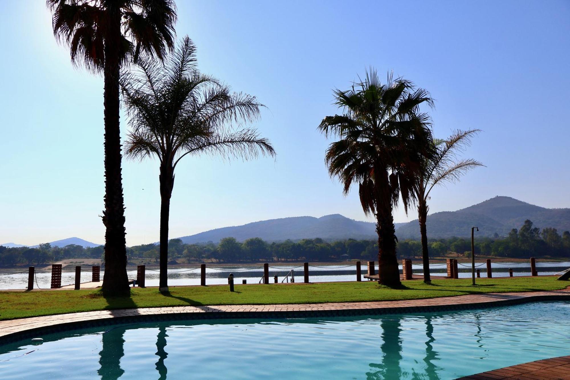 Hotel 37 On Eagles à Hartbeespoort Extérieur photo