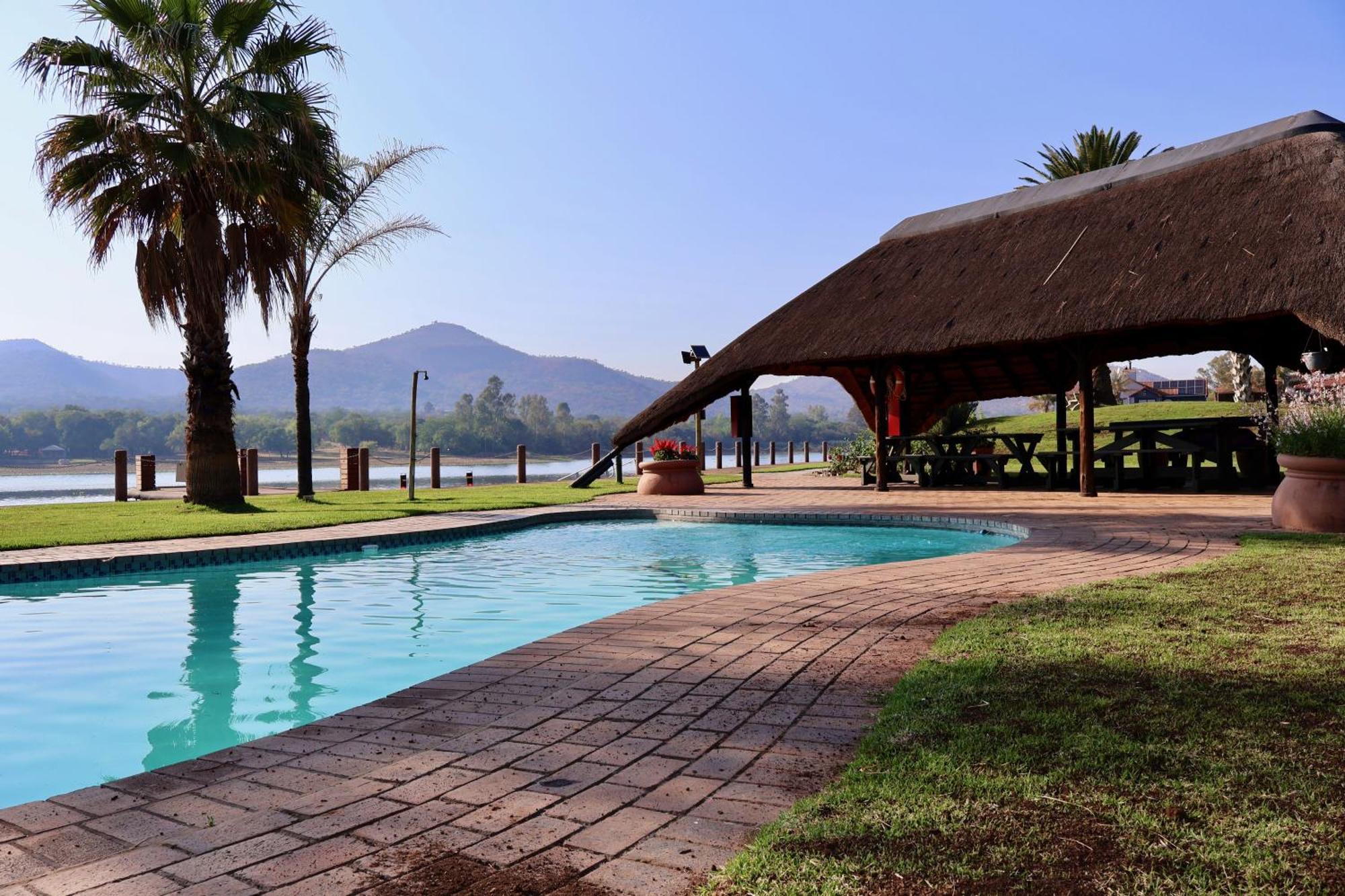 Hotel 37 On Eagles à Hartbeespoort Extérieur photo